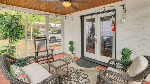 A covered porch with wicker furniture, a ceiling fan, and a fire extinguisher. - Walk Everywhere! Dtwn Washmo Home Near Wineries (Washington)
