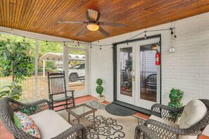 A covered porch with wicker furniture, a ceiling fan, and a fire extinguisher on the wall. - Walk Everywhere! Dtwn Washmo Home Near Wineries (Washington)