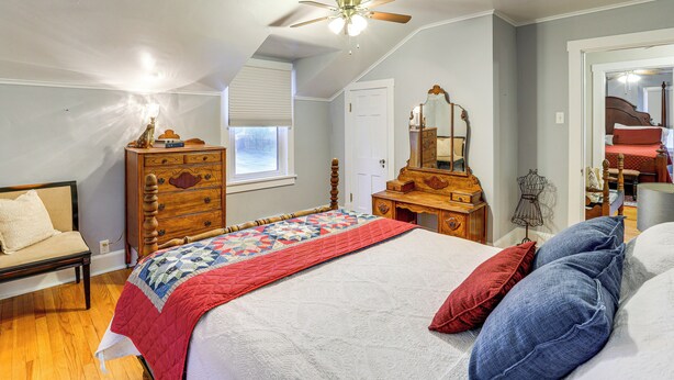 A bedroom with a bed, dresser, and a ceiling fan. - Walk Everywhere! Dtwn Washmo Home Near Wineries (Washington)