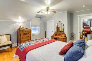 A bedroom with a bed, dresser, and a ceiling fan. - Walk Everywhere! Dtwn Washmo Home Near Wineries (Washington)