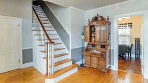 A staircase with wooden steps and white railings, a wooden cabinet with drawers, and a 'WELCOME' sign in the hallway. - Walk Everywhere! Dtwn Washmo Home Near Wineries (Washington)