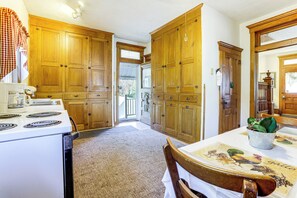 House (6 Bedrooms) | Interior