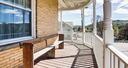 Groups Welcome! Historic Queen Anne Gem in Garrett