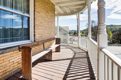 Groups Welcome! Historic Queen Anne Gem in Garrett