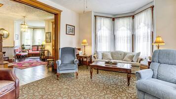 House (6 Bedrooms) | Interior