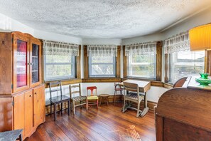 House (6 Bedrooms) | Interior - Groups Welcome! Historic Queen Anne Gem in Garrett (Garrett)