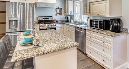 Waterfront Deck! Couples Retreat on Point A Lake