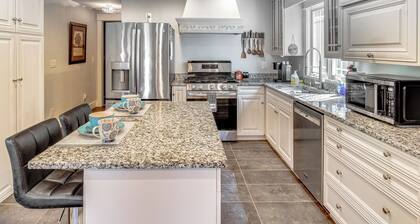 Waterfront Deck! Couples Retreat on Point A Lake