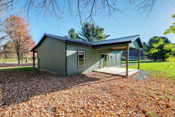 A single-story building with a covered porch and a small attached garage. - Near All-season Trails! Modern Copenhagen Cabin (Copenhagen)