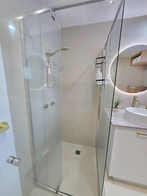 Ducha, secador de pelo, toallas y jabón