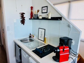 Réfrigérateur, micro-ondes, four, plaque de cuisson