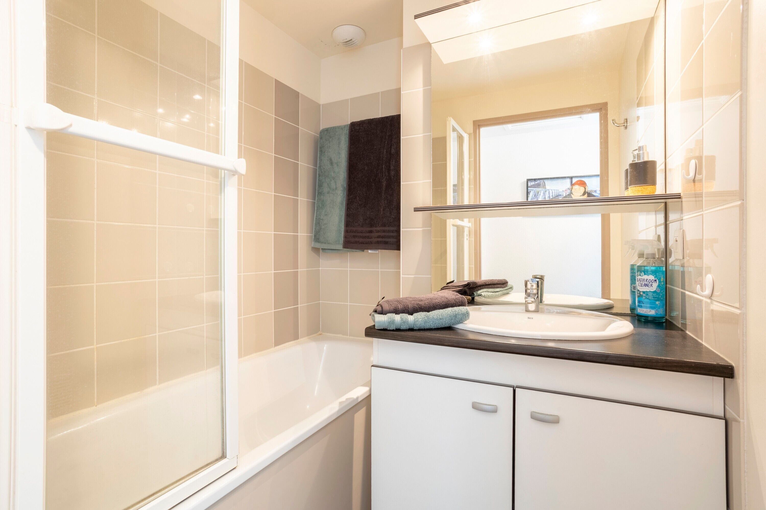 Douche, sèche-cheveux, serviettes fournies