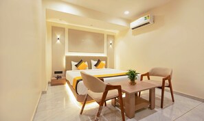 Habitación estándar doble | Escritorio y tabla de planchar con plancha