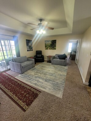 Smart TV, fireplace, books - Tranquil 3-bedroom house with AC in Holts Summit (Holts Summit)