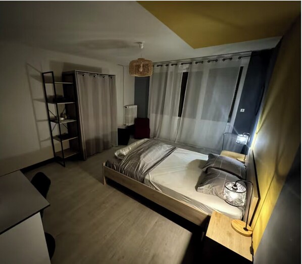 1 habitación, wifi y ropa de cama