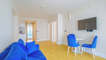 Familienapartment, Balkon, Meerblick | Wohnbereich | 81-cm-Flachbildfernseher mit Kabelempfang