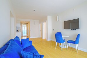 家庭公�寓, 陽台, 海景 | 起居區 | 81-公分平面電視，提供有線頻道