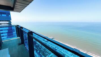 Familielejlighed - balkon - havudsigt | Pengeskab på værelset, strygejern/strygebræt, gratis Wi-Fi