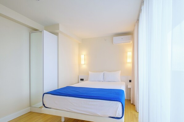Appartement, 1 chambre, balcon, vue mer | Coffres-forts dans les chambres, fer et planche à repasser