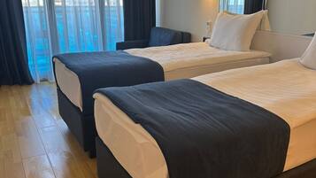 Zweibettzimmer, Balkon, Meerblick | Minibar, laptopgeeigneter Arbeitsplatz, Verdunkelungsvorhänge