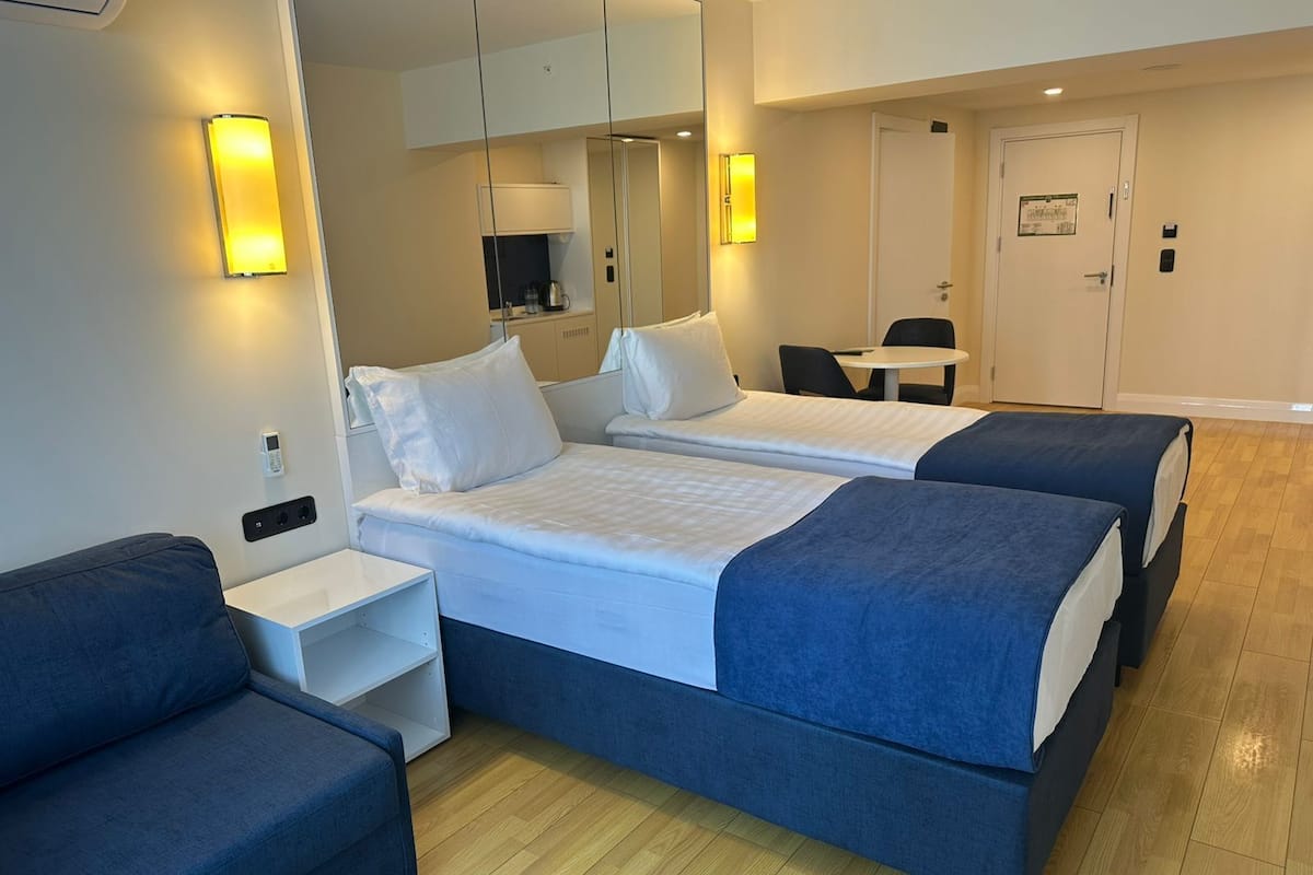 Twin kamer, balkon, uitzicht op zee | Een minibar, een laptopwerkplek, verduisterende gordijnen, gratis wifi