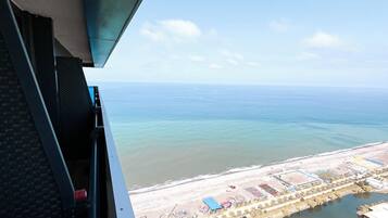 Studio, balkon, uitzicht op zee | Een minibar, een laptopwerkplek, verduisterende gordijnen, gratis wifi