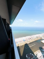 Minibar, espacio para trabajar con laptop y cortinas blackout
