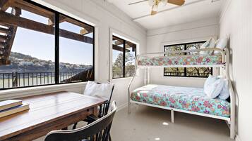 6 chambres, bureau, fer et planche à repasser, lit parapluie