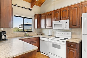 Kylskåp, mikrovågsugn, ugn och spishäll