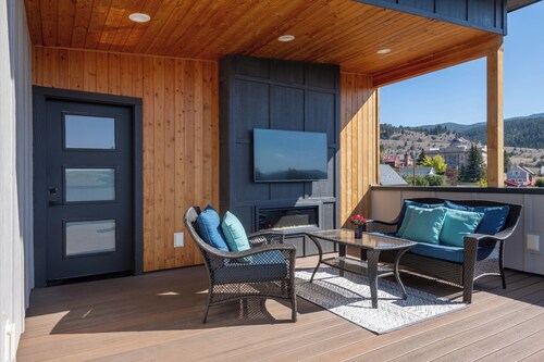 Family-friendly Philipsburg retreat with mountain views, tranquil fireplaces & skiing nearby