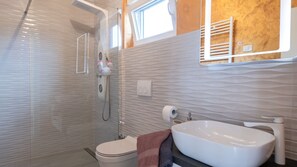 Shower, hair dryer, towels