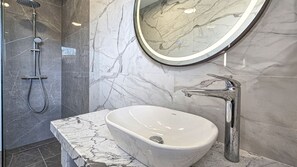 Douche, séchoir à cheveux, serviettes fournies