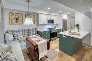 ثلاجة، ميكروويف، فرن، موقد طهي مسطح