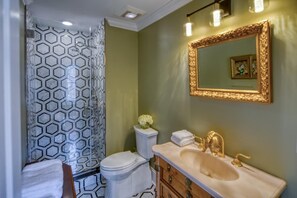 Regadera, secadora de cabello, toallas 