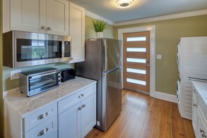 Kjøleskap, mikrobølgeovn, kaffetrakter/tekoker og brødrister