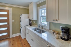 Kjøleskap, mikrobølgeovn, kaffetrakter/tekoker og brødrister