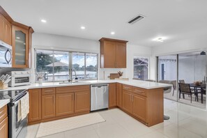 Mikrowelle, Ofen, Herdplatte, Geschirrspüler