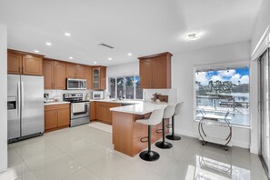 ميكروويف، فرن، موقد طهي مسطح، غسالة أطباق