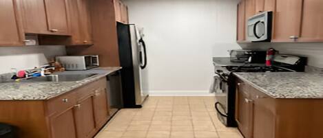 Een microgolfoven, een oven, een kookplaat, een vaatwasser