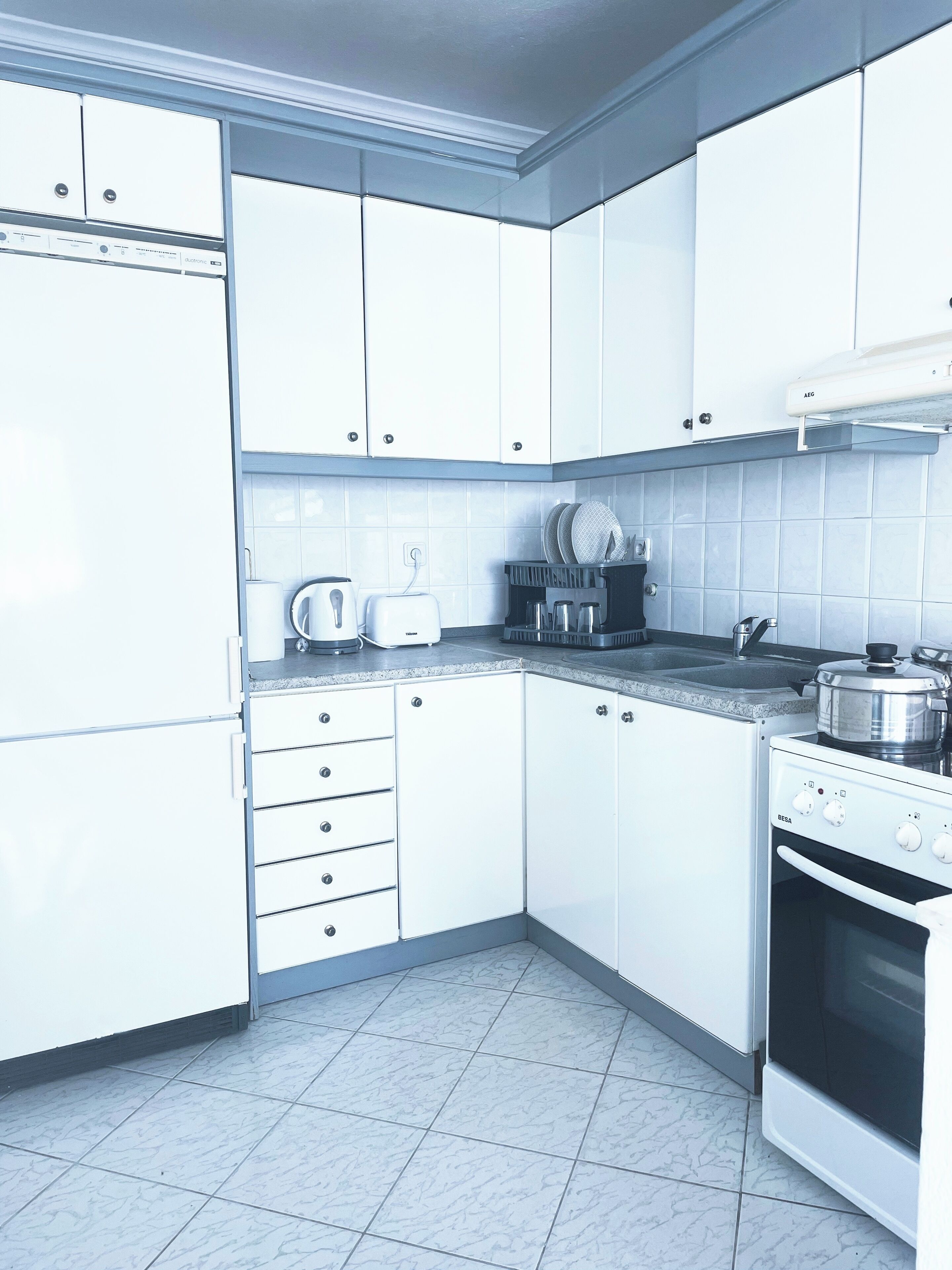 Micro-ondes, four, plaque de cuisson