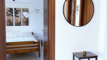 Planxa i posts de planxar, wifi i roba de llit