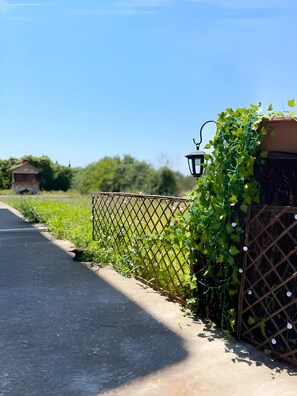 Exterior detail - Jacques Boutique Suite – Spacious 2-Bedroom Apartment with Large Outdoor & BBQ (thessaloniki)