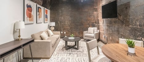 Leilighet, 2 soverom (2 Bedrooms) | Oppholdsområde | En 50-tommers TV med digitale kanaler