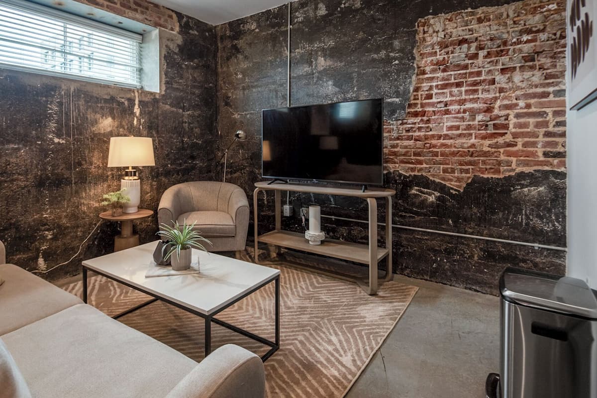 อพาร์ทเมนท์, 2 ห้องนอน, 2 ห้องน้ำ (2 Bedrooms) | บริเวณนั่งเล่น | ทีวี 50 นิ้ว พร้อมช่องดิจิตอล