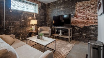 Apartamento, 2 habitaciones, 2 baños (2 Bedrooms) | Zona de estar | Televisión de 50 pulgadas con canales digitales