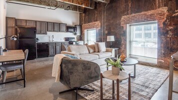 Apartamento, 1 habitación (1 Bedroom) | Zona de estar | Televisión de 50 pulgadas con canales digitales