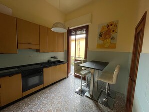 Microondas, horno y placa de cocina