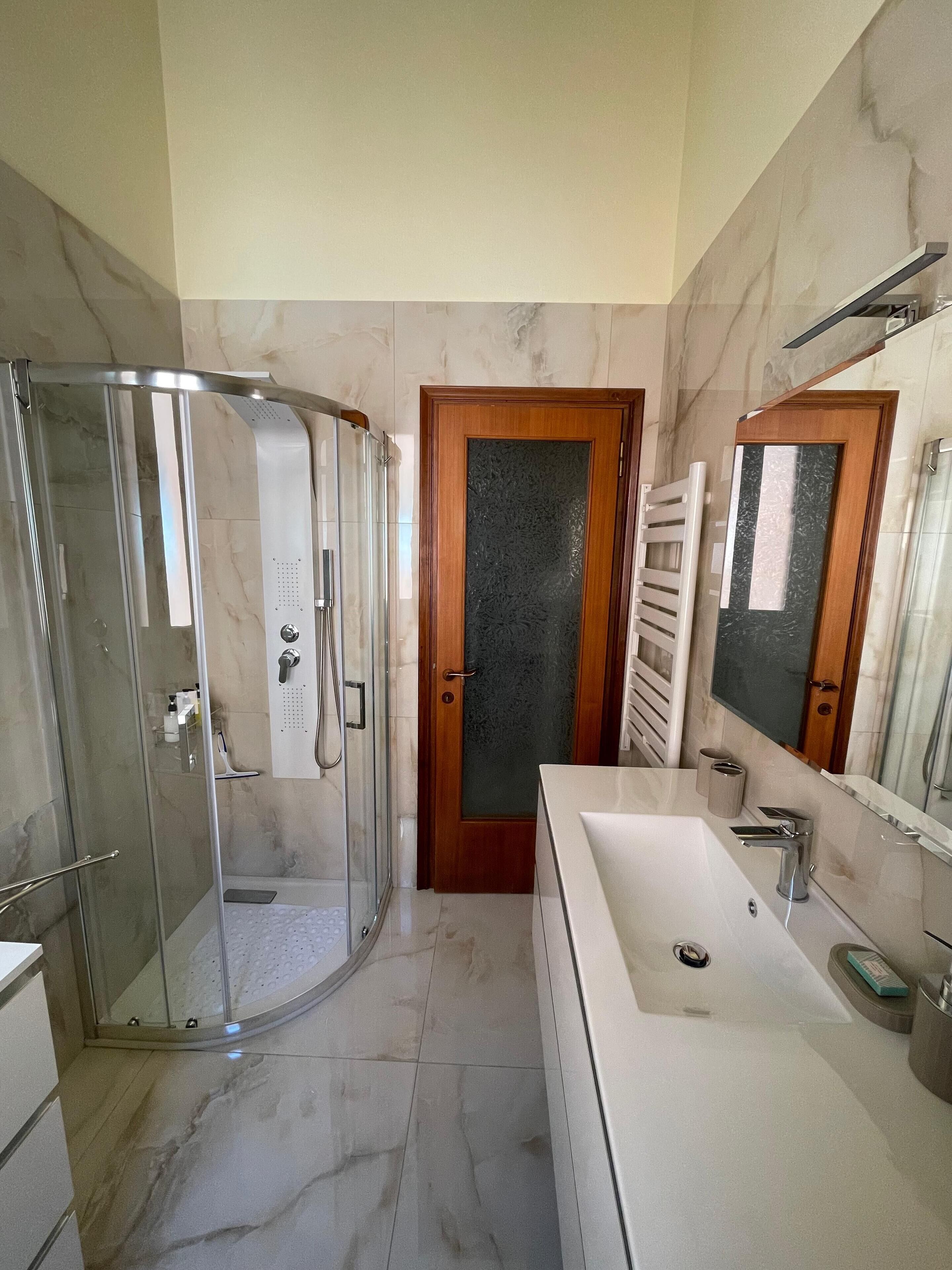 Dusj, hårføner, badekåper og bidé