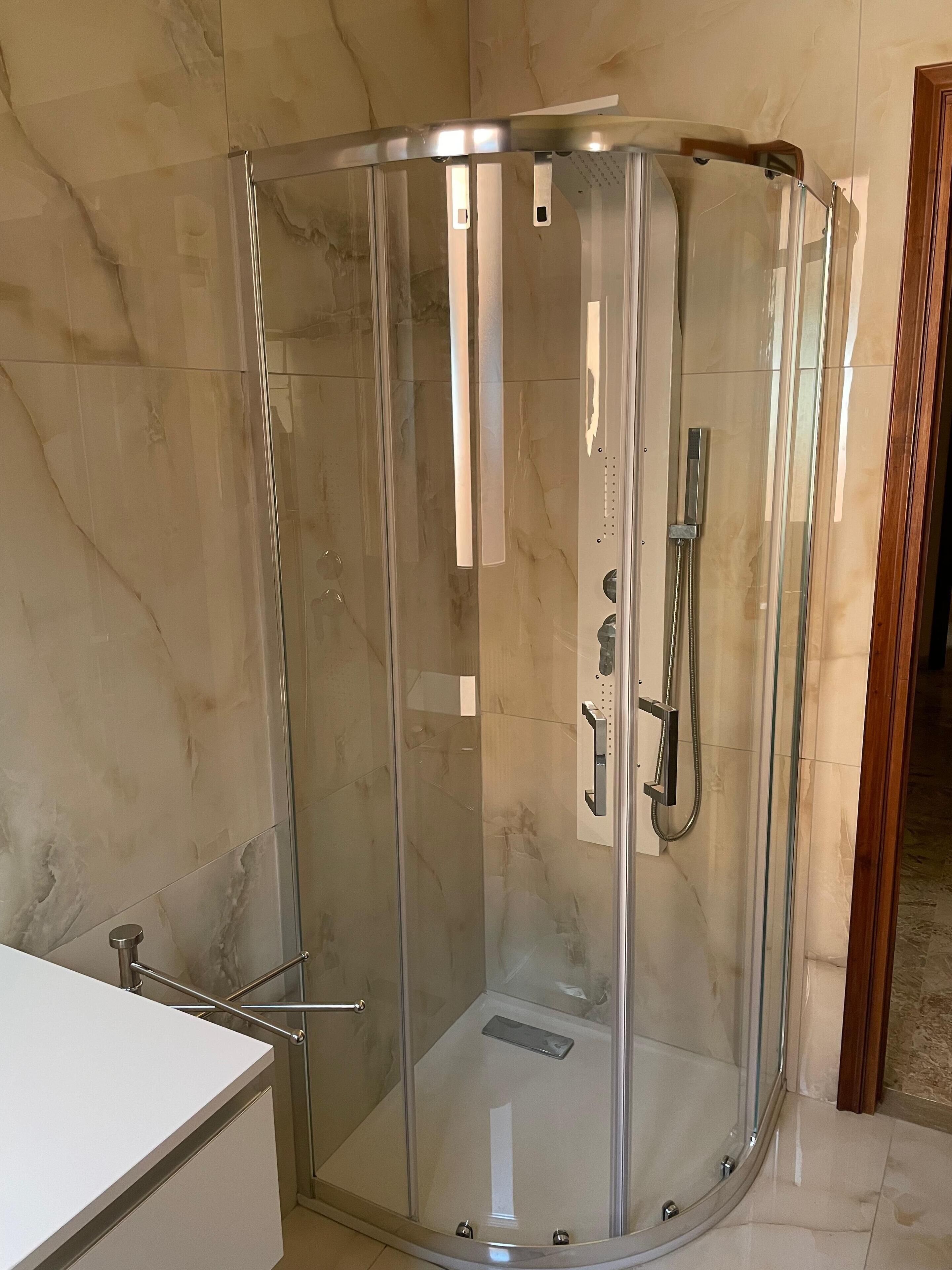 Dusche, Haartrockner, Bademäntel, Bidet