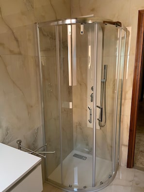 Douche, sèche-cheveux, peignoirs, bidet